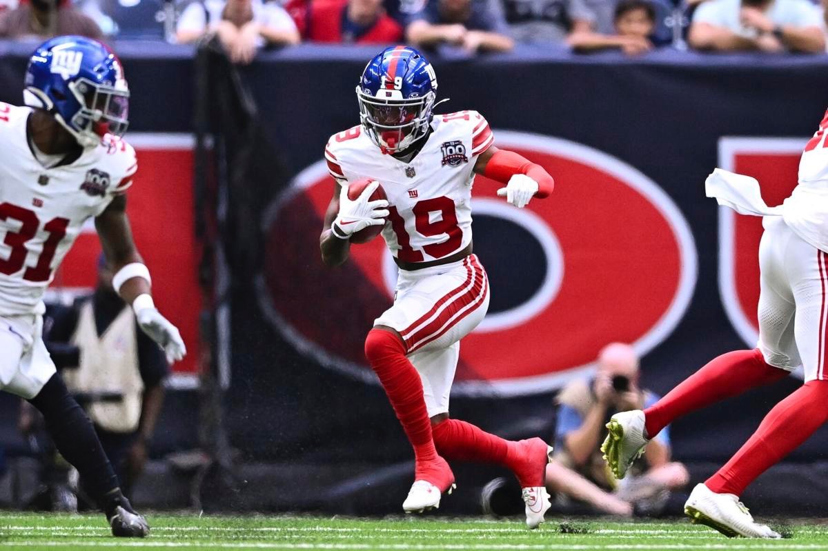 Ayir Asante carrying the football for the New York Giants