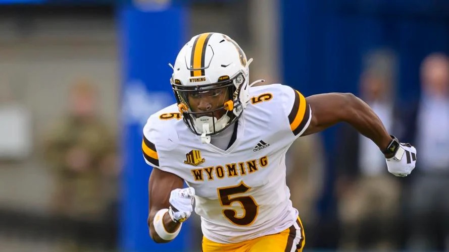 Ayir Asante accelerating for the University of Wyoming