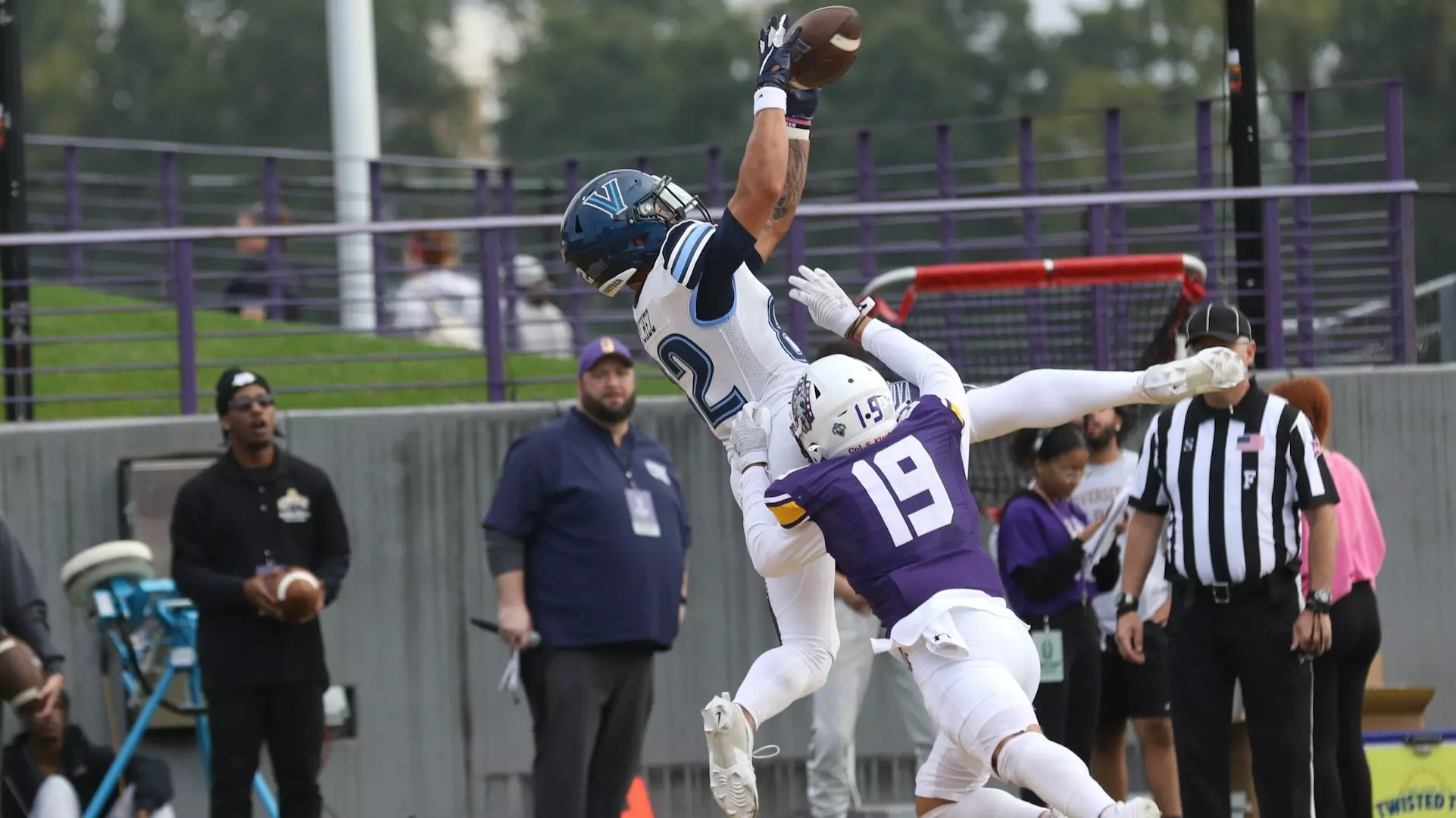 Jaylan Sanchez high-pointing a catch for Villanova