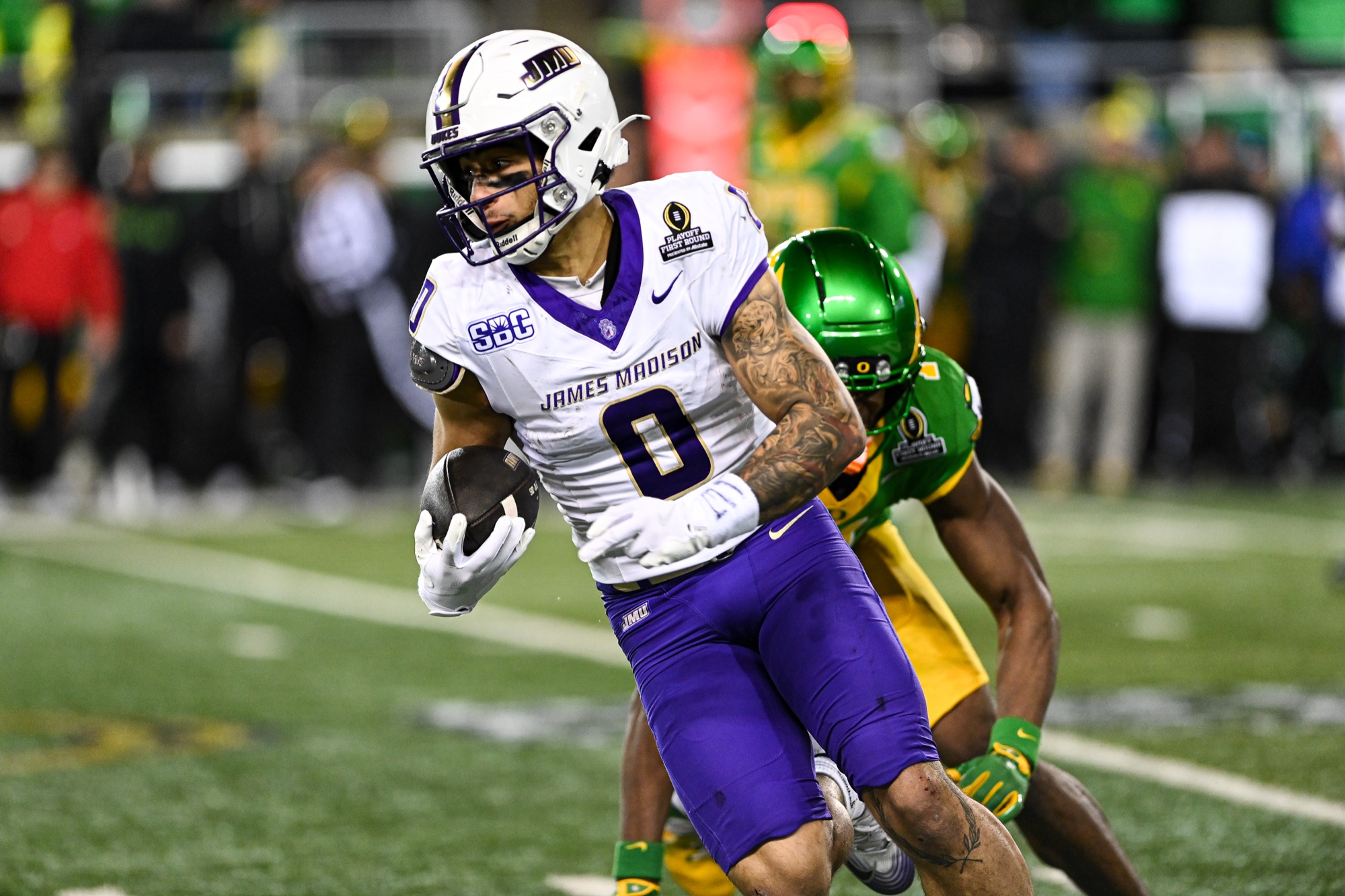 Jaylan Sanchez running after a catch for James Madison in the College Football Playoff First Round against Oregon