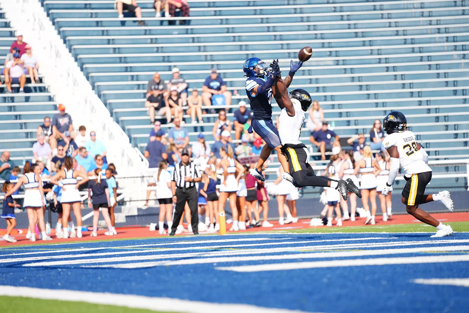 Jaylan Sanchez scoring a touchdown for Villanova
